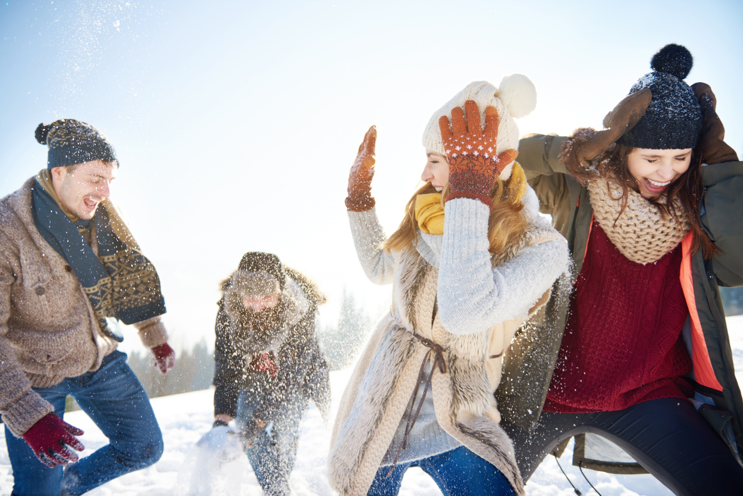 Une bataille de boules de neige entre amis.
