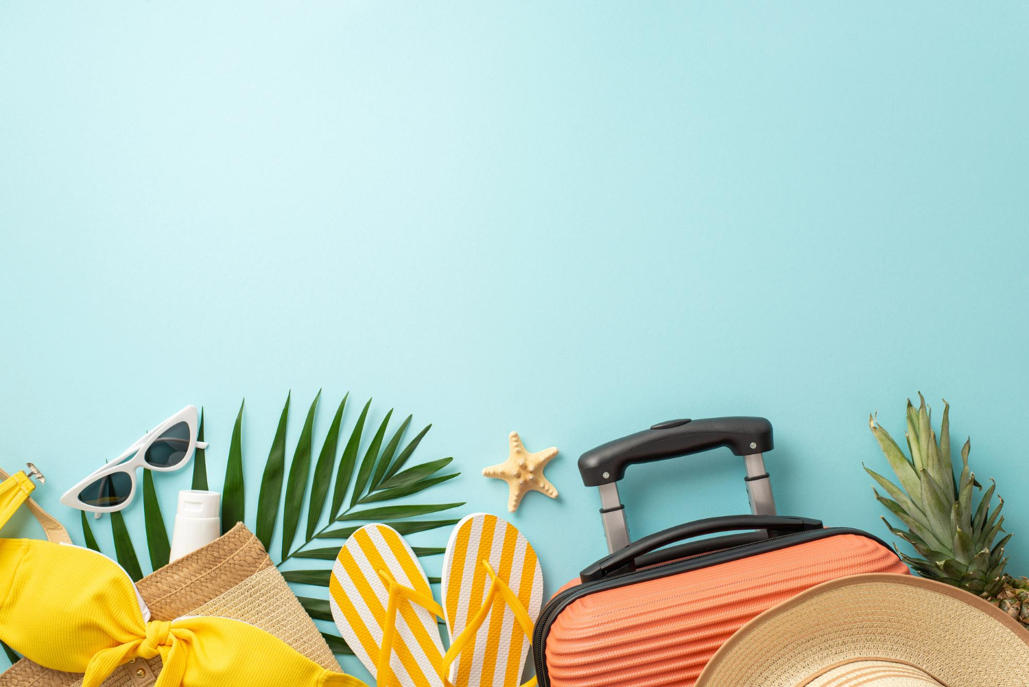 Des accessoires de plage sont posés sur un fond bleu pour illustrer le concept de vacances.