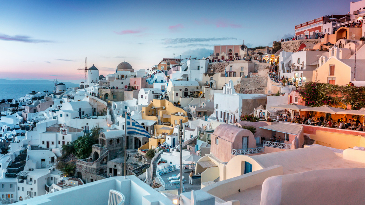 Joli point de vue sur la ville de Santorin en Grece